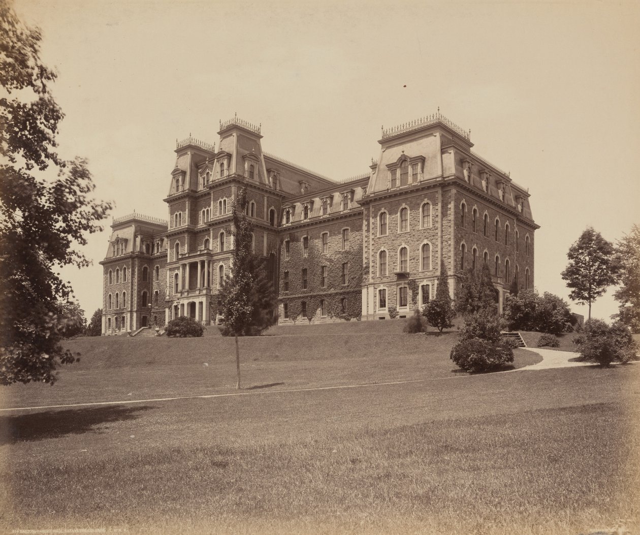 Easton, Pardee Hall, Lafayette College, ca. 1895 (foto) door William Herman Rau