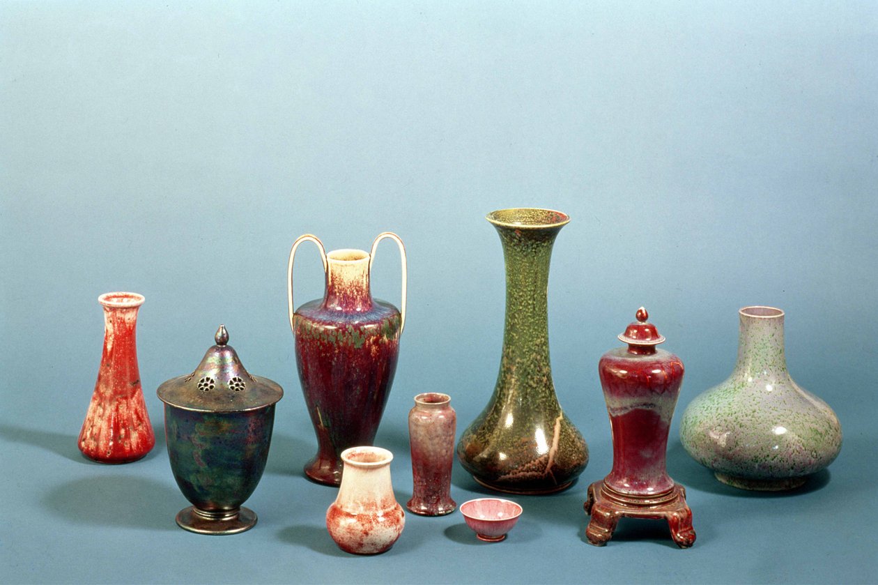 Groep aardewerken vazen en schalen gemaakt bij de Ruskin Pottery, 1898-1935 door William Howson Taylor