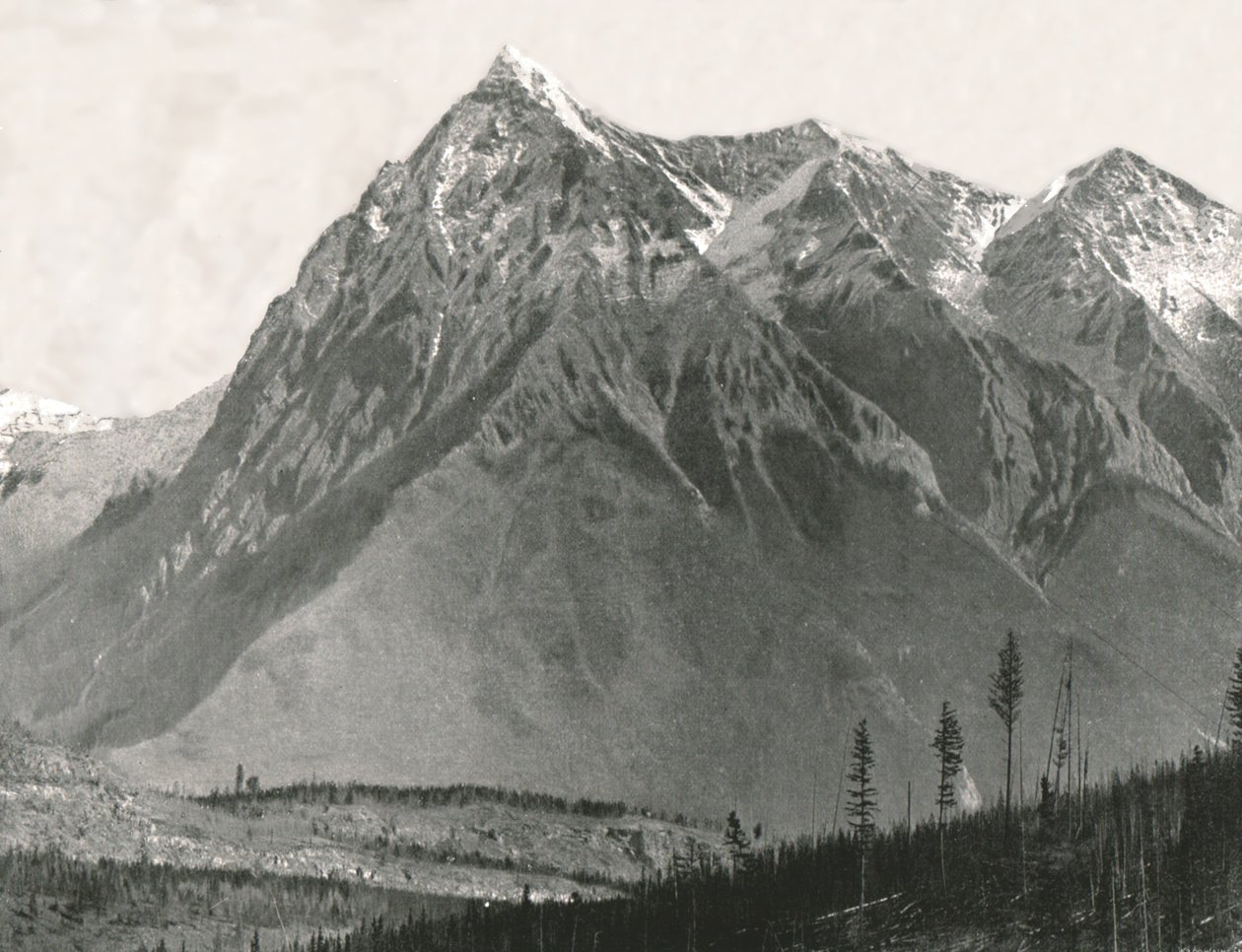 De Rockies: Chancellor Peak, Leanchoil, Canada, 1895 door William Notman and Son