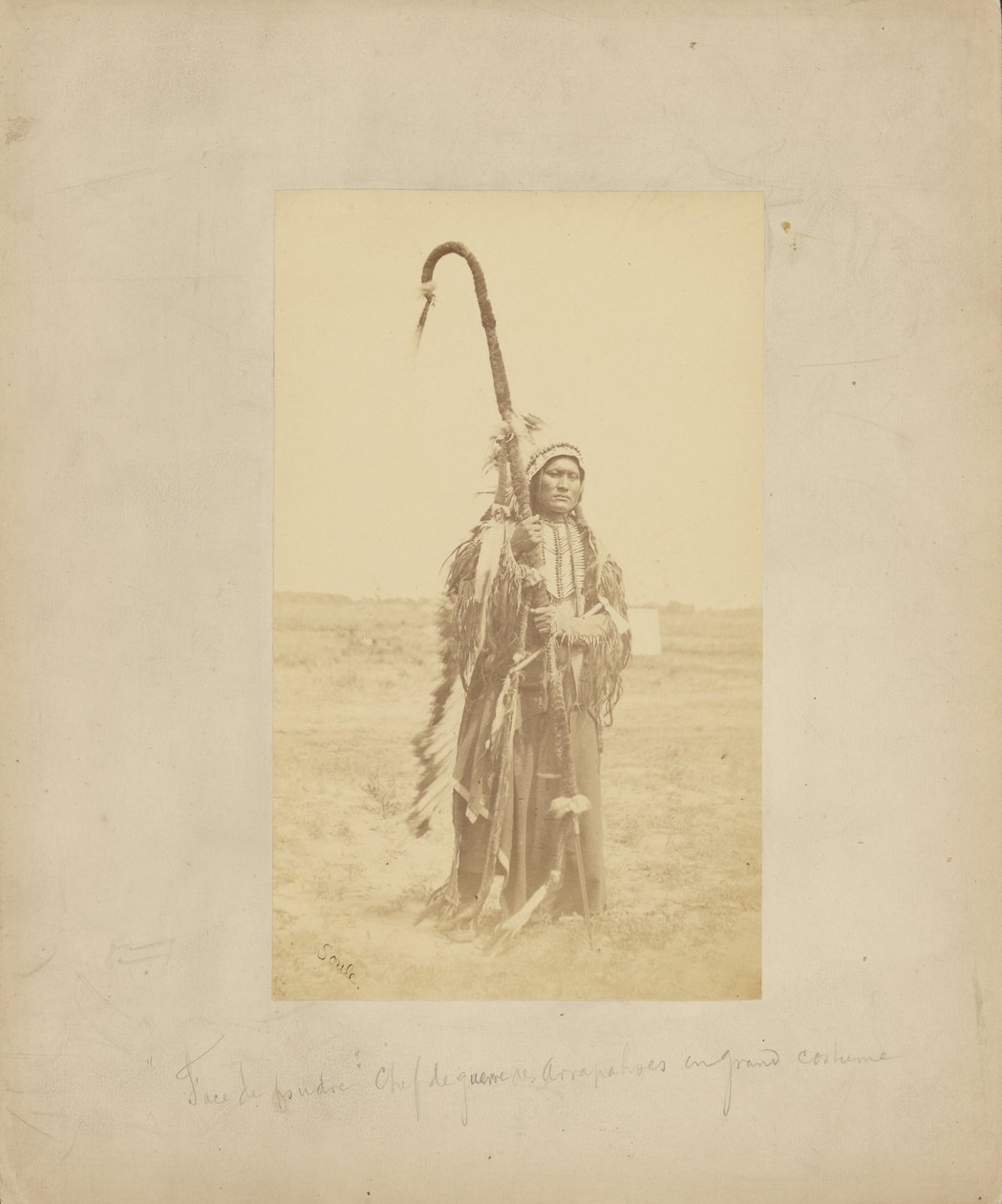 Powder Face, oorlogshoofd van de Arapahoes, [in oorlogskleding]. door William Stinson Soule