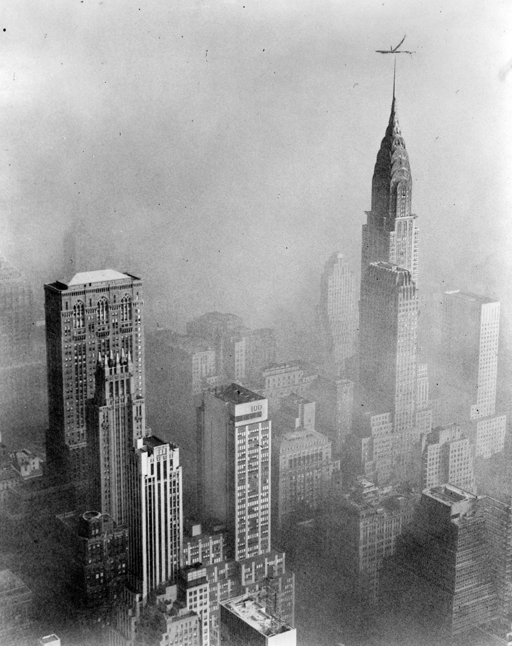Smog ontneemt zicht op Chrysler Building vanaf Empire State Building, New York City door William Van Alen
