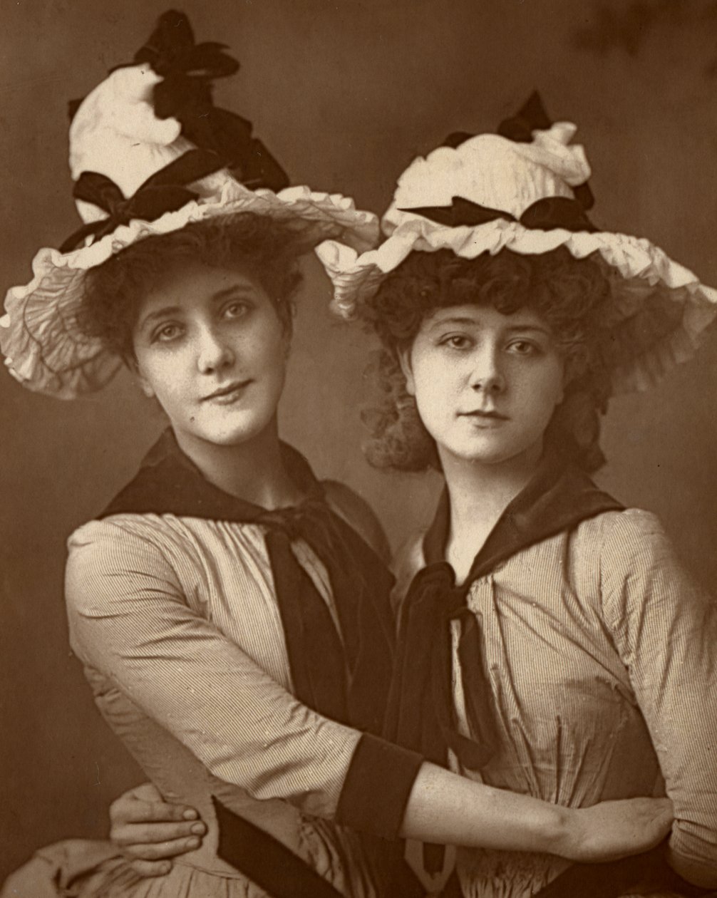 Twee Rozen, Maude Millett en Annie Hughes, Britse actrices, 1888 door William and Daniel Downey