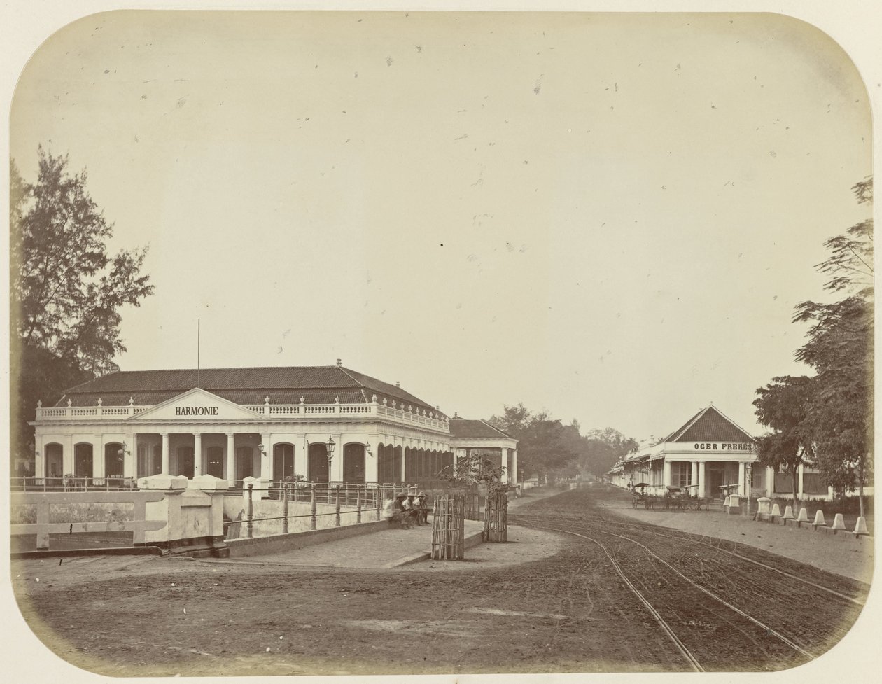 Sociëteit Harmonie en de winkel van Oger Frères in Batavia door Woodbury and Page