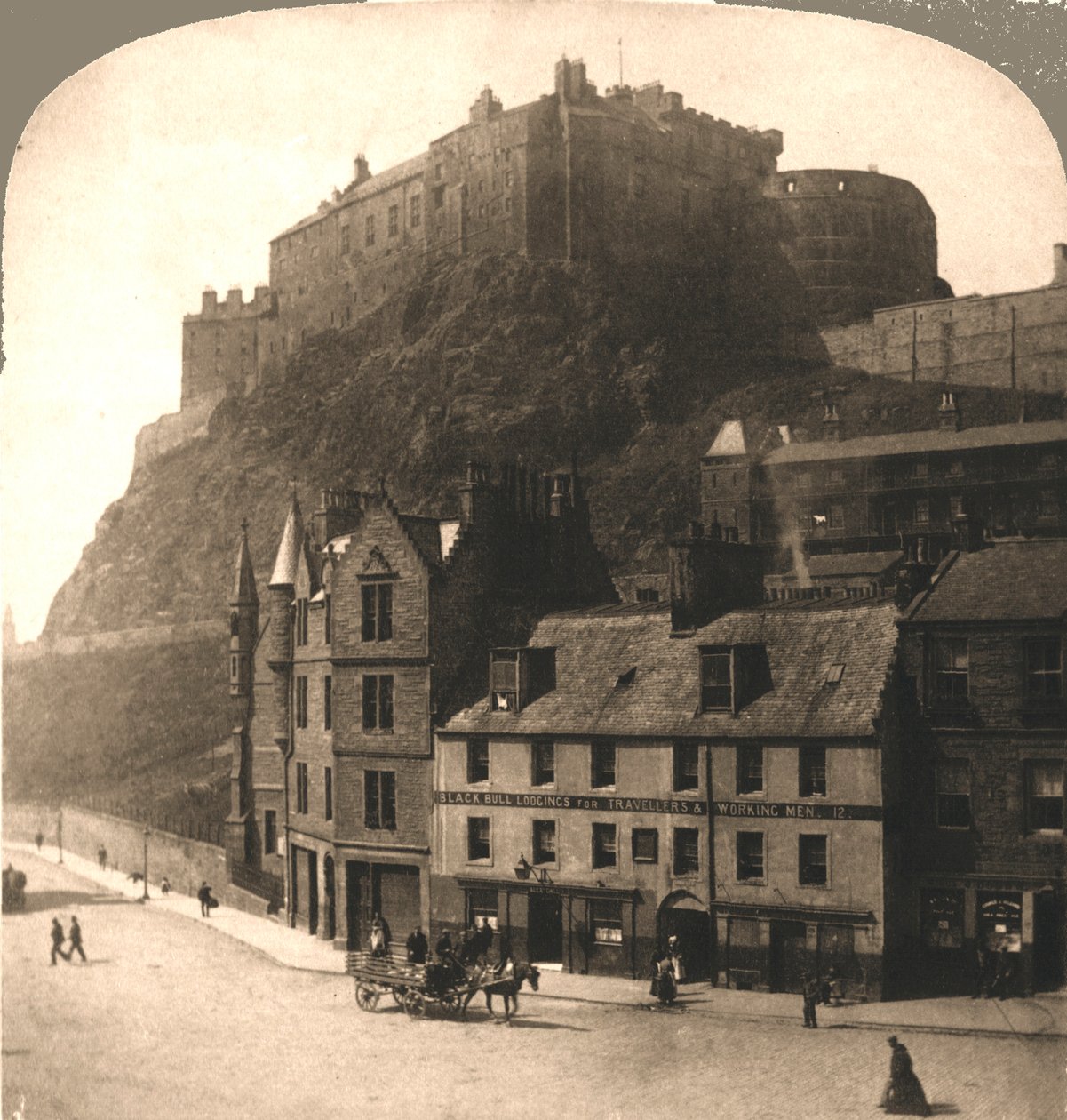 Kasteel van Edinburgh vanaf Grasmarket, Schotland door Works and Sun Sculpture Studios
