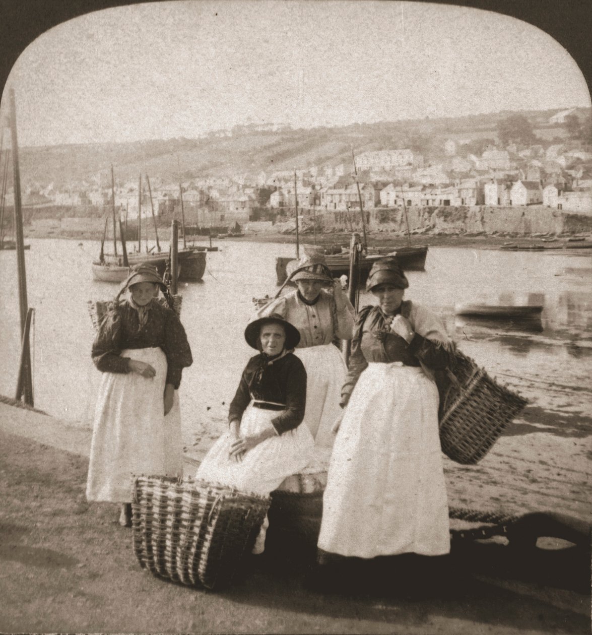 Visvrouwen in Newlyn, Cornwall, 1900 door Works and Sun Sculpture Studios