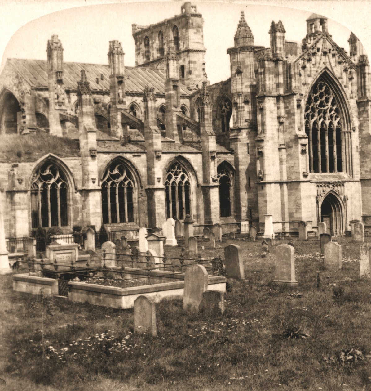 Melrose Abbey, Melrose, Schotland, 1896 door Works and Sun Sculpture Studios