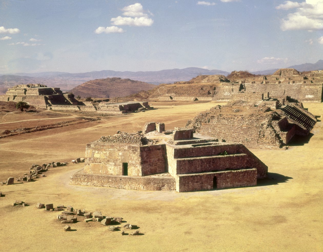 Uitzicht op Mound J, gebouwd ca. 200 v.Chr. door Zapotec