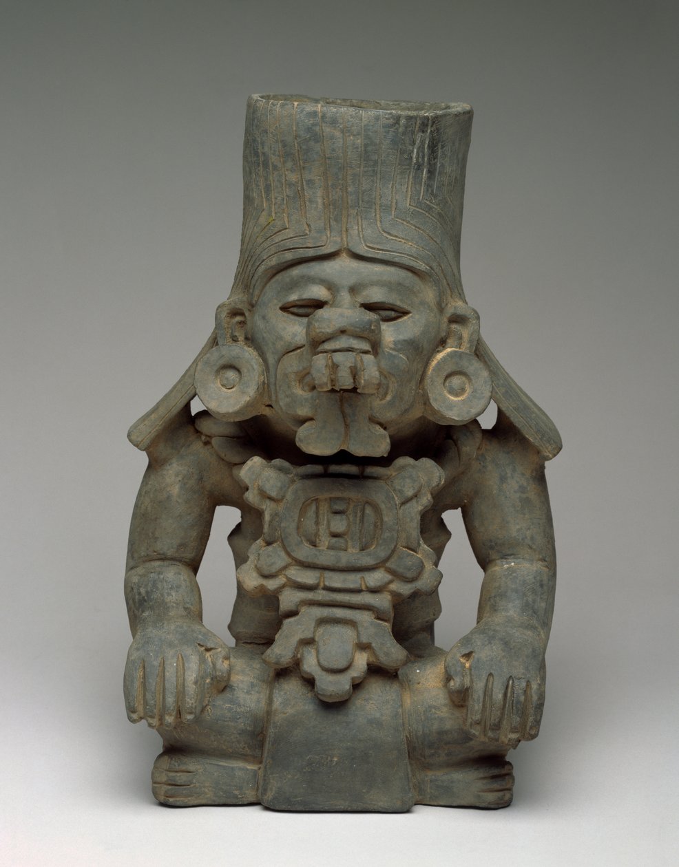 Grafurn met een Zittende God door Zapotec