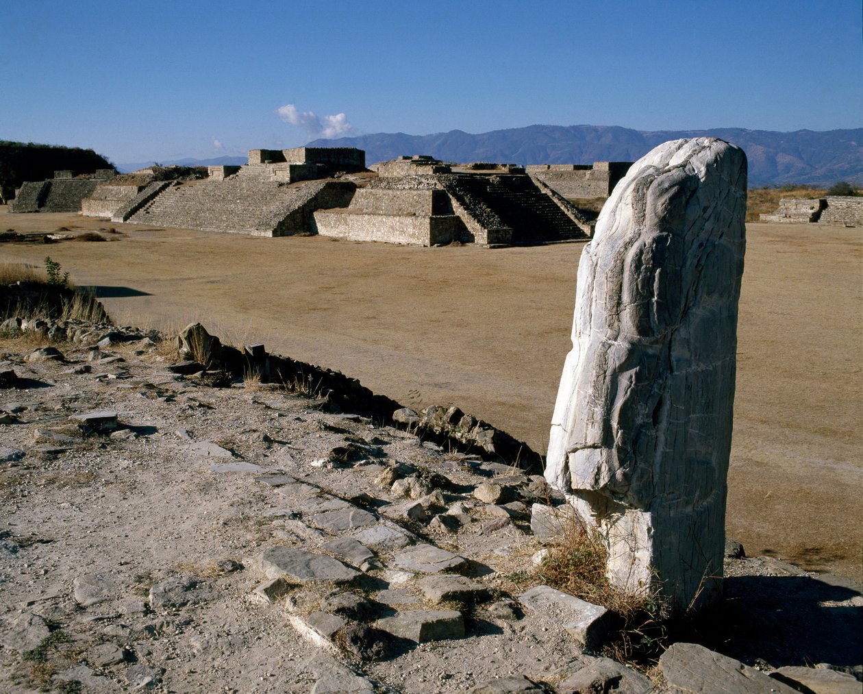 Zicht op monumenten I, H, G door Zapotec Zapotec