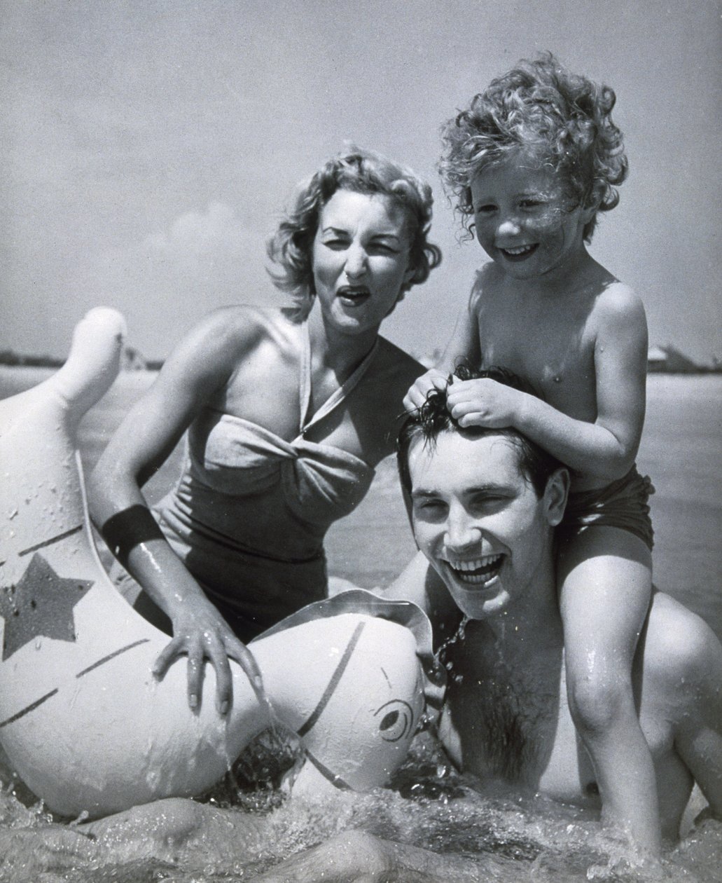 Gelukkige familie aan zee