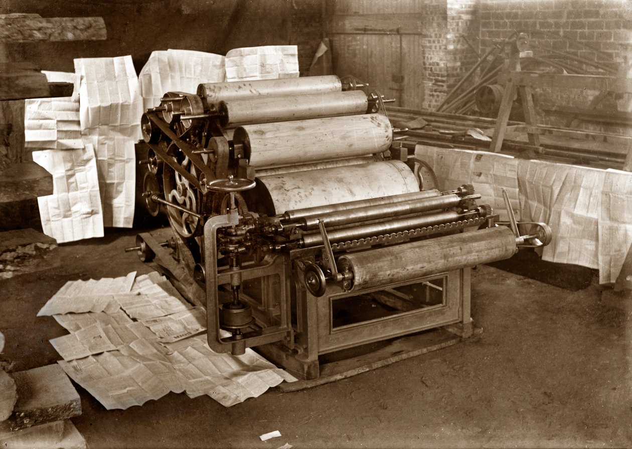 Een drukpers: rotatiepers voor kranten, circa 1900 (zwart-wit foto) door . .