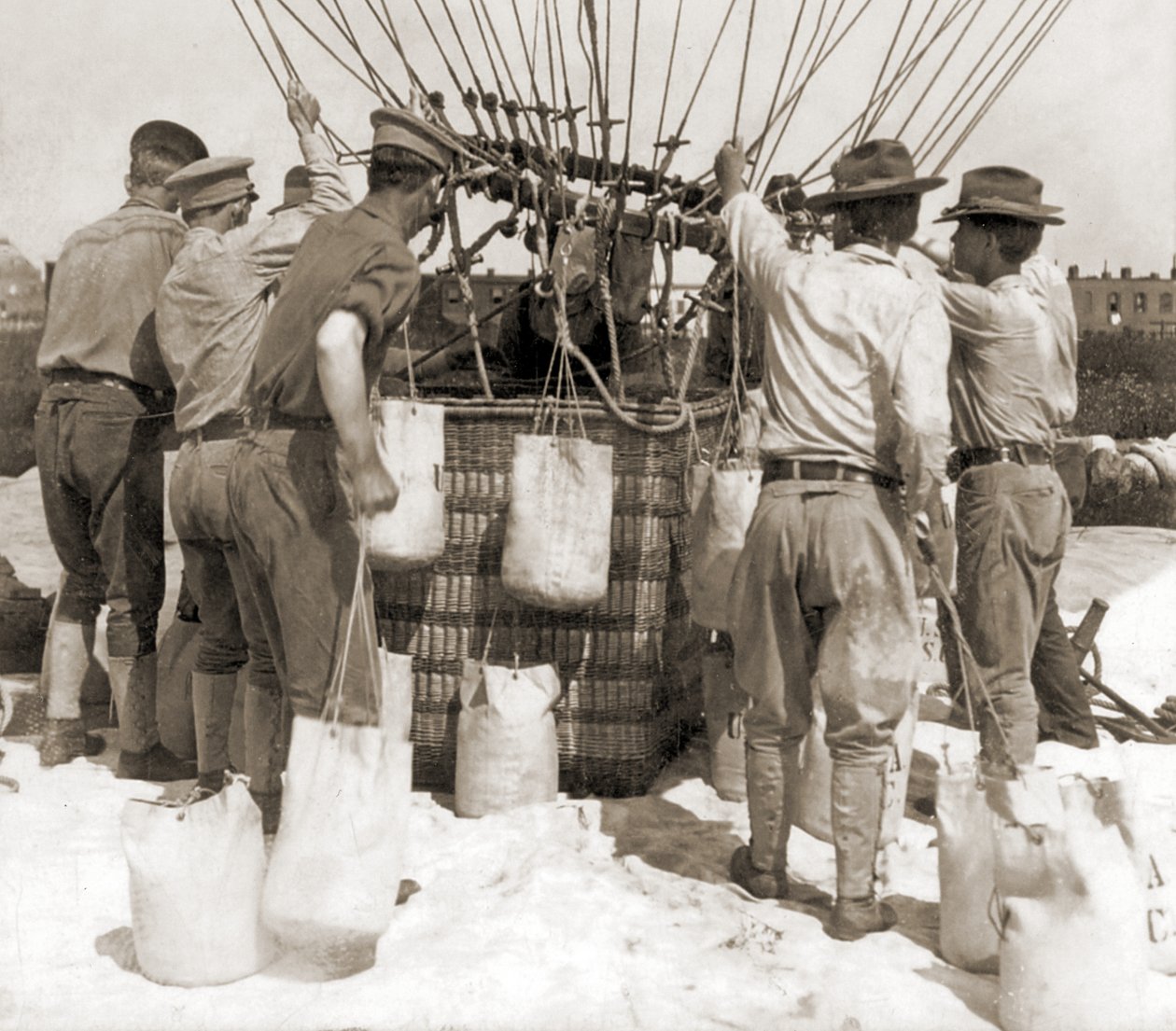Zandzakken bevestigen aan de mand van een ballon, Fort Myer, VS door Hippolyte Lalaise Devéria