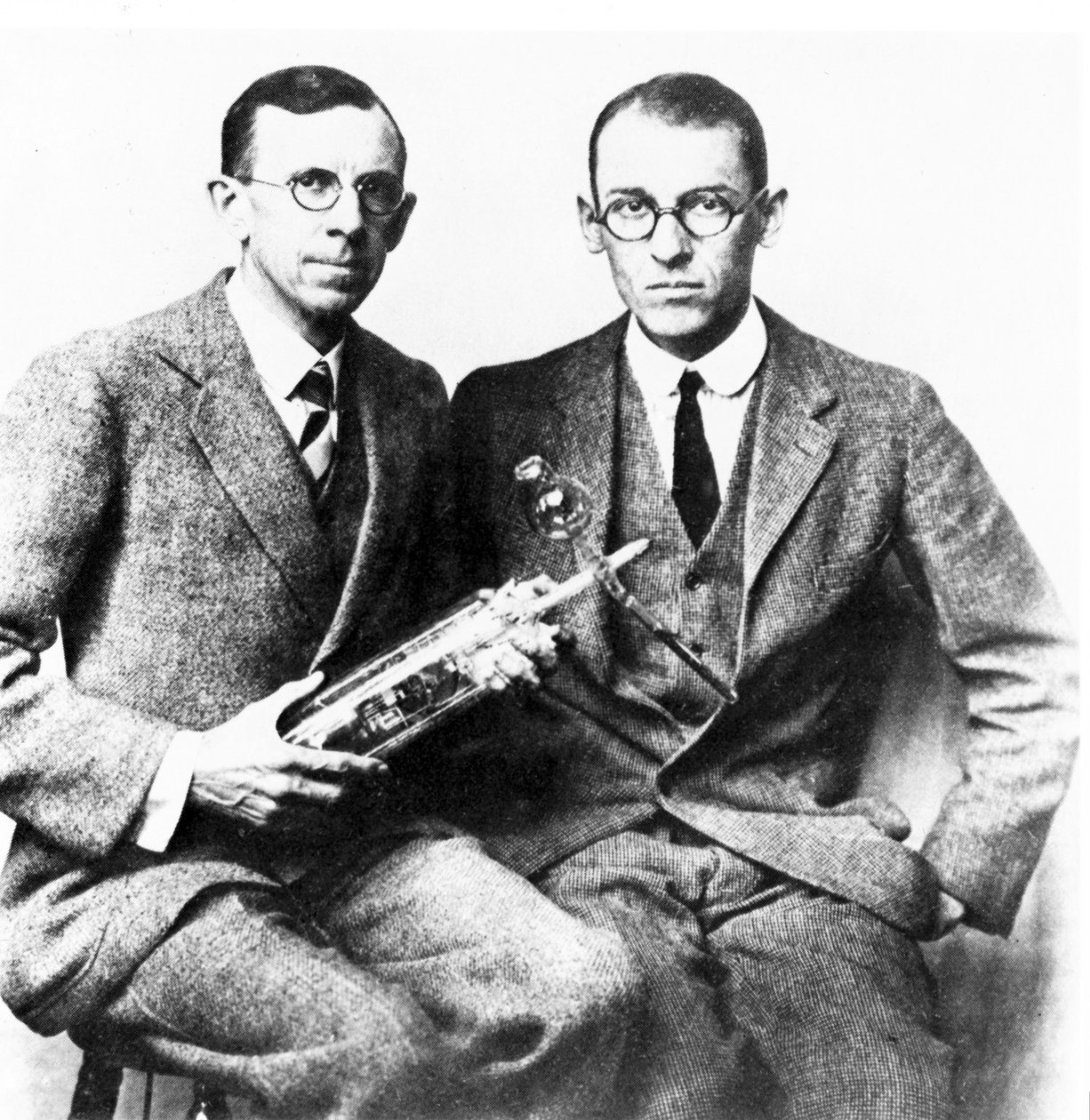 Clinton J Davisson en Lester H Germer, Amerikaanse natuurkundigen, ca. 1927 door Frederick (attr. to) Barnard