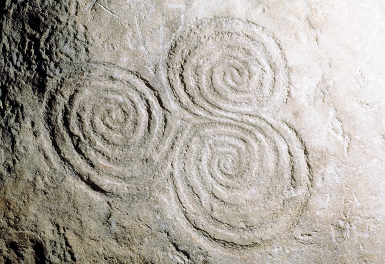 Detail van curvilineaire rotsgravures in Newgrange Stone Age Passage Tomb door Georg Carl Heinrich Dollmann