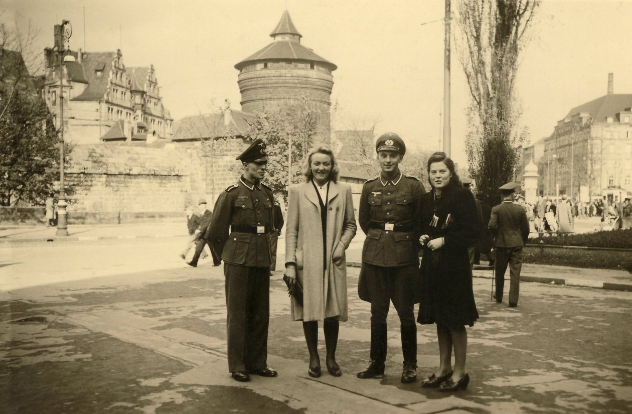 Tweede Wereldoorlog (1939-1945): twee Duitse soldaten poseren met hun partner of echtgenote in de stad Tours in Frankrijk door Frederick (attr. to) Barnard