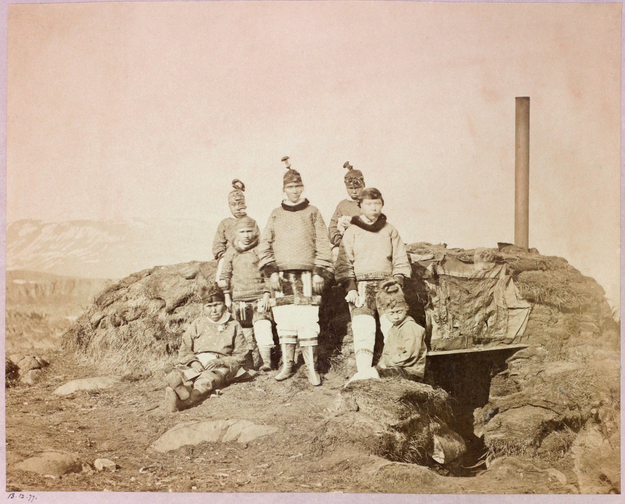 Expeditie naar de Noordpool (1875-1876) van kapitein George Nares (1831-1915): Groep inheemse vrouwen bij Disco door Frederick (attr. to) Barnard