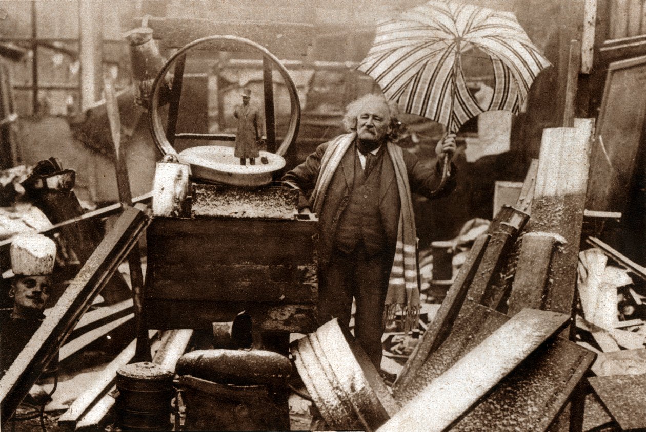 Fr Fremin, filosoof en eigenaar van een vlooienmarkt in Montmartre, 1929 (prent) door . .