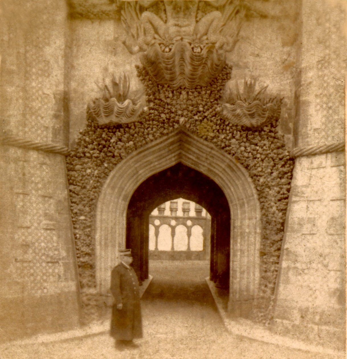 Wachter buiten de ingang van het Paleis van Pena (Palácio da Pena), Sintra, Lissabon, Portugal ca. 1888 door Frederick (attr. to) Barnard