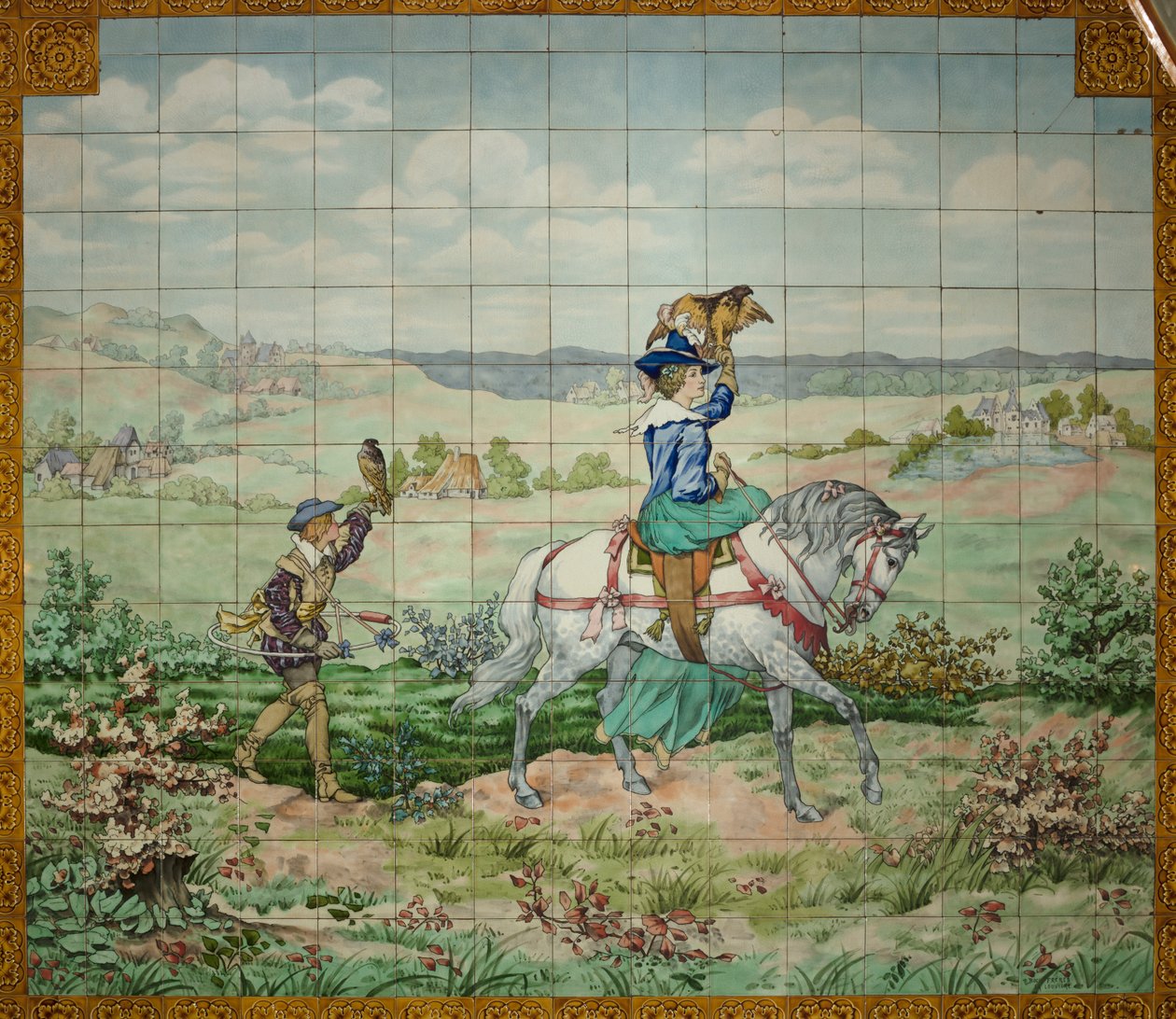 Interieur, tegelpaneel, schilder Furcy Ernest Tondeur, uitvoerder Boch Frères La Louvière, tweede paneel, jachtscène met een edelman en een edelvrouw met valken door . .