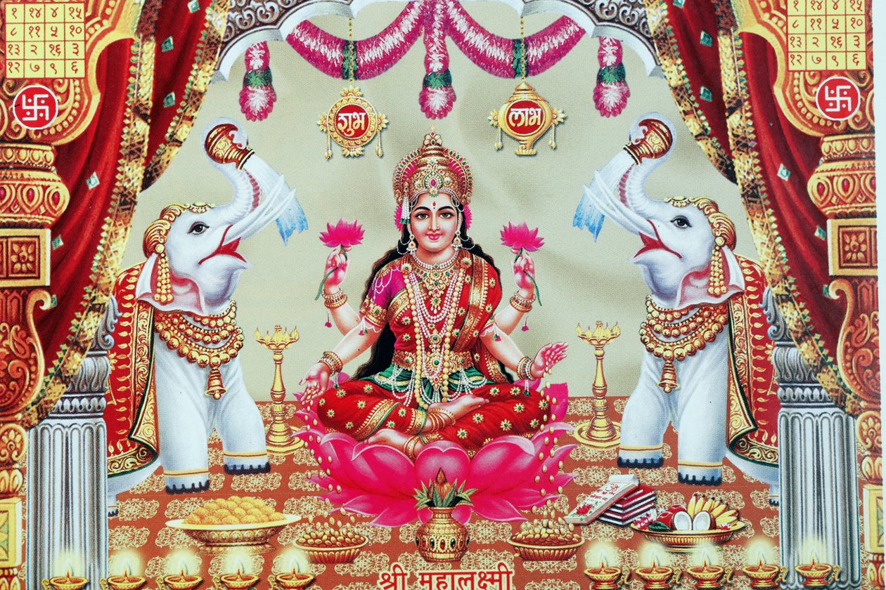 Lakshmi, de vrouw van Vishnu, is godin van welvaart, geluk en schoonheid door . .