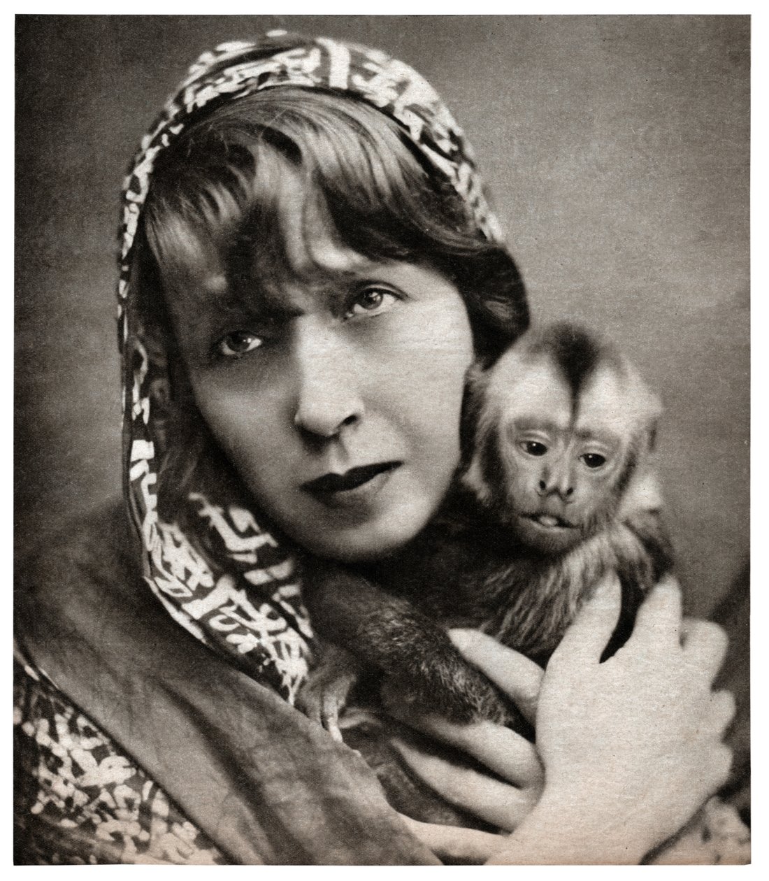 Mistinguett met een klein aapje door . .