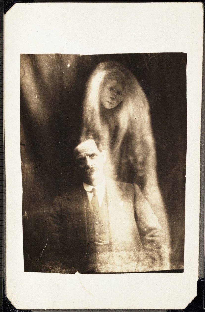 Paranormaal fenomeen: portret van een man en de geest van zijn vrouw die achter hem verschijnt, circa 1920 door Frederick (attr. to) Barnard