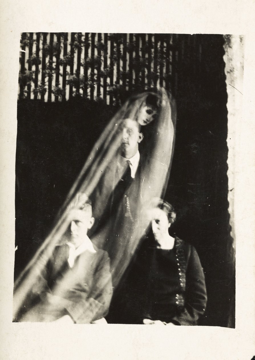 Paranormaal fenomeen: portret van een vrouw en twee mannen, en de geest van een vrouw die achter hen verschijnt, circa 1920 door Frederick (attr. to) Barnard