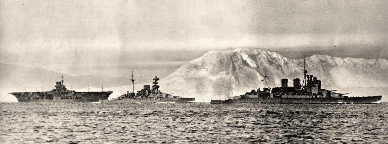Schepen HMS Ark Royal, HMS Malaya en HMS Renown verlaten hun basis in Gibraltar, ca. 1940 door . .