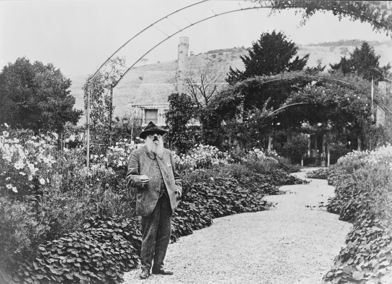 Claude Monet in zijn tuin in Giverny, 1925 door French Photographer