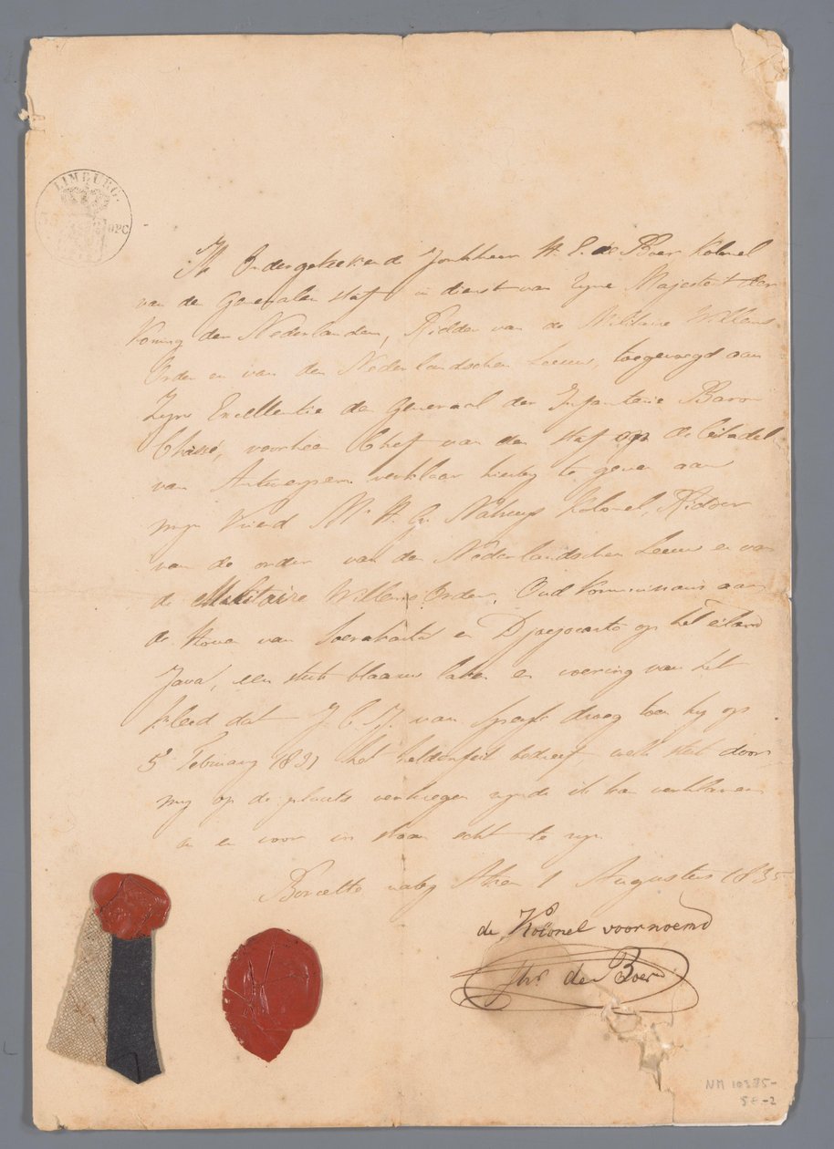 Stukje laken van de uniformrok van J.C.J. van Speyk met aangehechte afkomstbewijzen door jonkheer H. E. de Boer