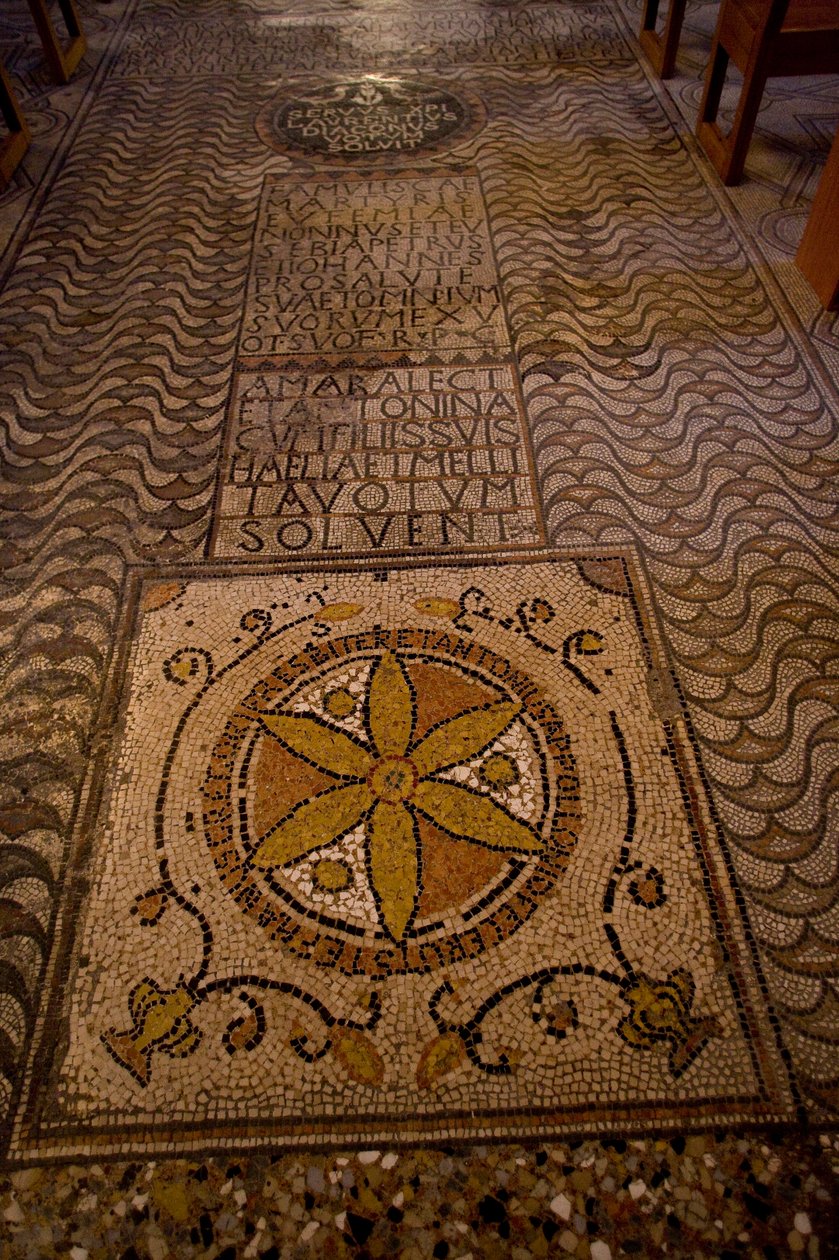 Detail van vloerdecoratie (mozaïek) door School Italian