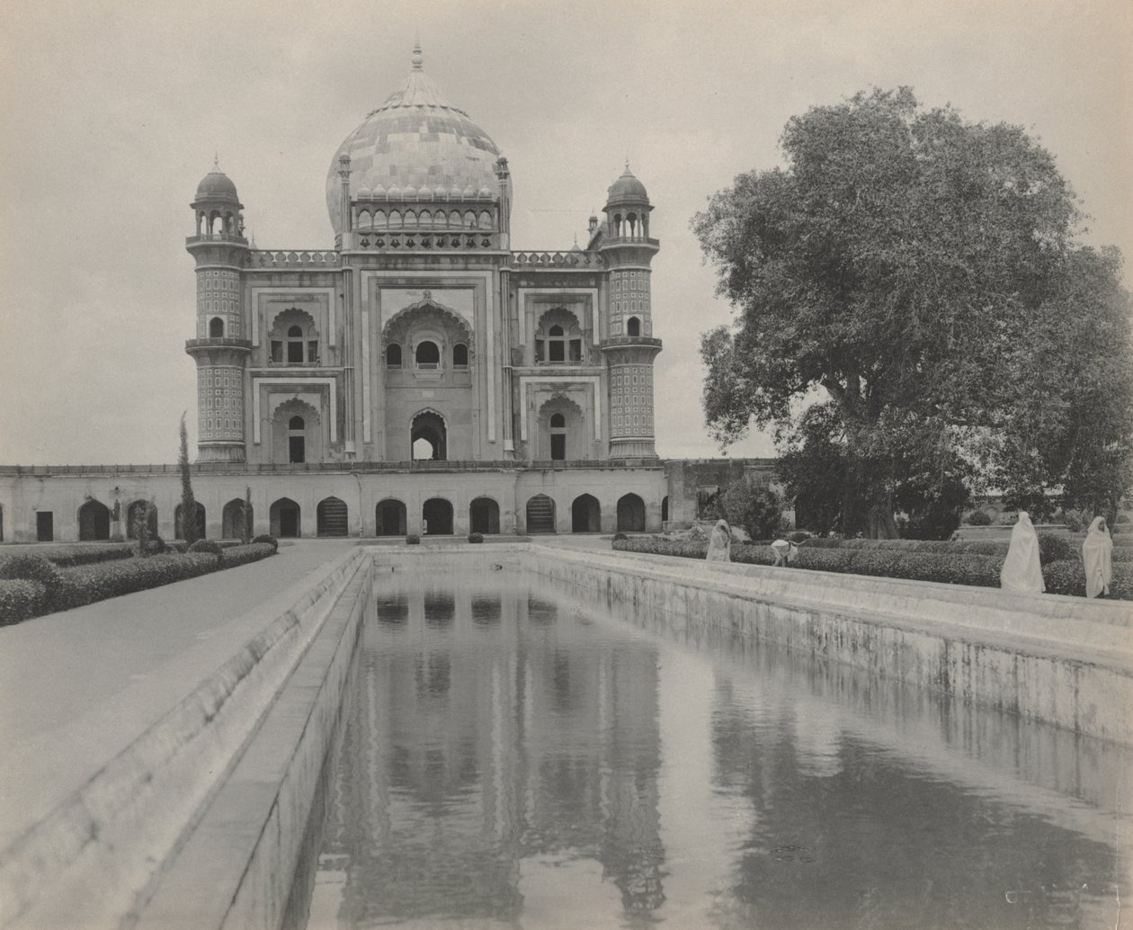 Saftar Jung Graf, Delhi door studio of A. W. A. Plâté Studio (Ceylonese)
