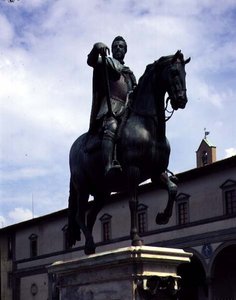 Ruiterstandbeeld van groothertog Ferdinand I, zijaanzicht van paard en ruiter