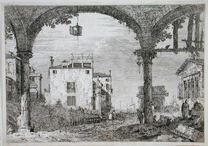 Uitzicht door een arcade naar kustgebouwen