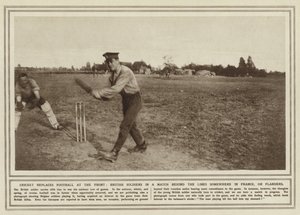 Cricket vervangt voetbal aan het front, Britse soldaten in een wedstrijd achter de linies ergens in Frankrijk of Vlaanderen door (after) English photographer