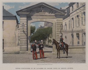 Infanterie- en cavalerie leerlingen in volledige dienstuniform, oud