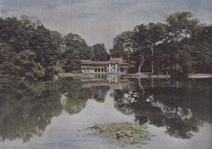 Le Petit Trianon, Uitzicht op de Hameau en het Meer door (after) French Photographer