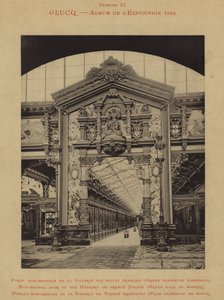 Monumentale deur van de galerij van Franse stoffen, Grote Erehal door (after) French Photographer