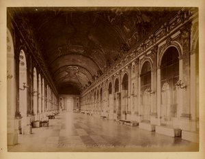 Parijs: Versailles, La Salle des Glaces door (after) French Photographer