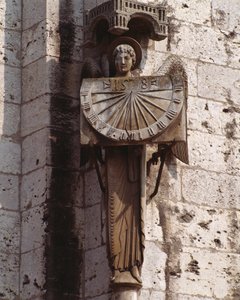 Gotische kunst: Representatie van de Engel op de Wijzerplaat. Beeldhouwwerk van de 20e eeuw naar een origineel uit de 16e eeuw bewaard in de crypte, zuidwesthoek van de Basiliek Notre Dame de Chartres (Eure et Loir)