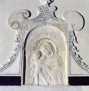 Bas-reliëf van een Madonna en Kind