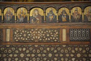 Het interieur van de Sint-Mercuriuskerk in Abu Sefein in Oud-Caïro, houten iconostase
