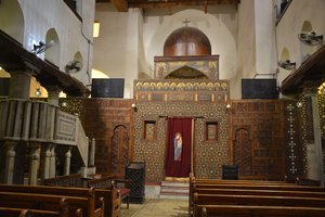 Interieur van de Abo Serga-kerk in Oud-Caïro, een historische Koptisch-orthodoxe kerk met iconen en een houten iconostase