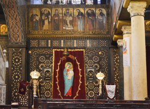 Interieur: De Hangende Kerk in Oud-Caïro, een historische Koptisch-orthodoxe kerk met iconen en een houten iconostase