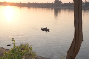 Gouden zonsondergang weerspiegeld in een rustige rivier