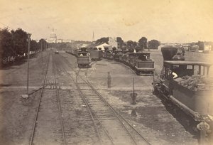 Nr. 189. Maryland Avenue Depot, Washington, D.C., met motoren uit Alexandria voor de veiligheid. door A.J. Russell