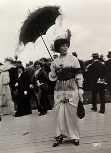 Mode bij de races: een vrouwelijke toeschouwer bij de Journée des drags, Auteuil, Frankrijk door A. Calavas