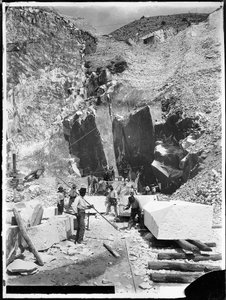 Alpi Apuane (Carrara). Steenhouwers en marmerblokken die worden gesneden (zw/w foto) door A. Corsini