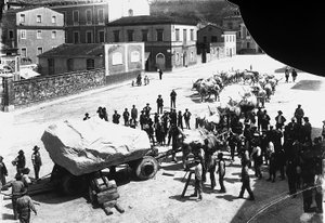 Carrara: talrijke ossen trekken een wagen geladen met een enorm marmerblok uit de Apuane steengroeven door A. Corsini