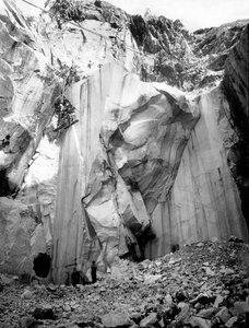 Graafmachines aan het werk langs een steile wand van een marmergroeve in de Apuanische Alpen, Toscane (zw/w foto) door A. Corsini